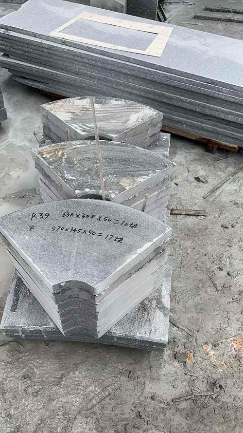 芝麻灰石材異形坐凳的加工藝術 從荒料到精品的匠心之旅